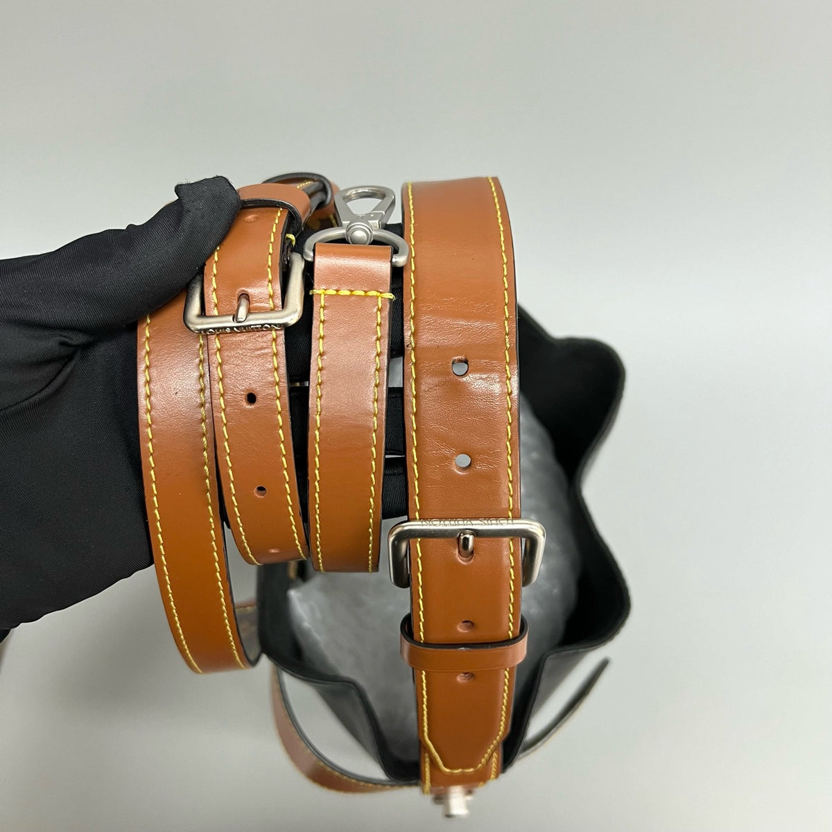 Louis Vuitton - Twist Bucket - Leather - Black - (medium)