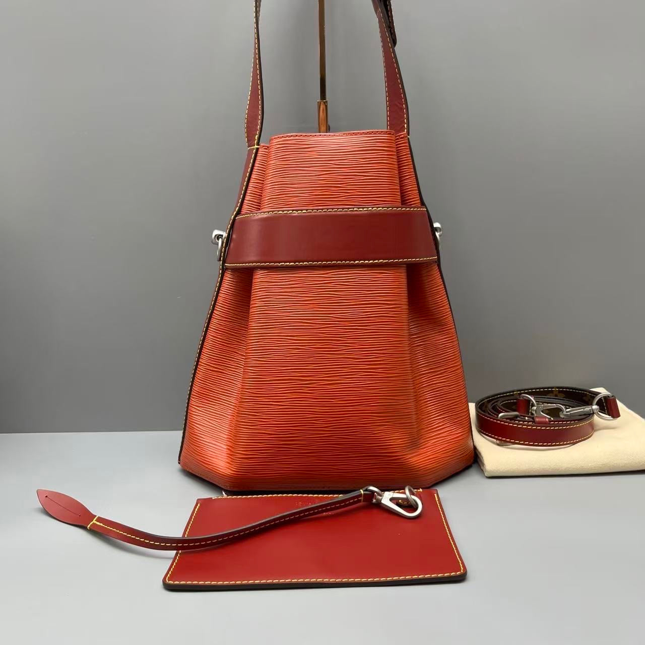 Louis Vuitton - Twist Bucket - Leather - Orange - (medium)