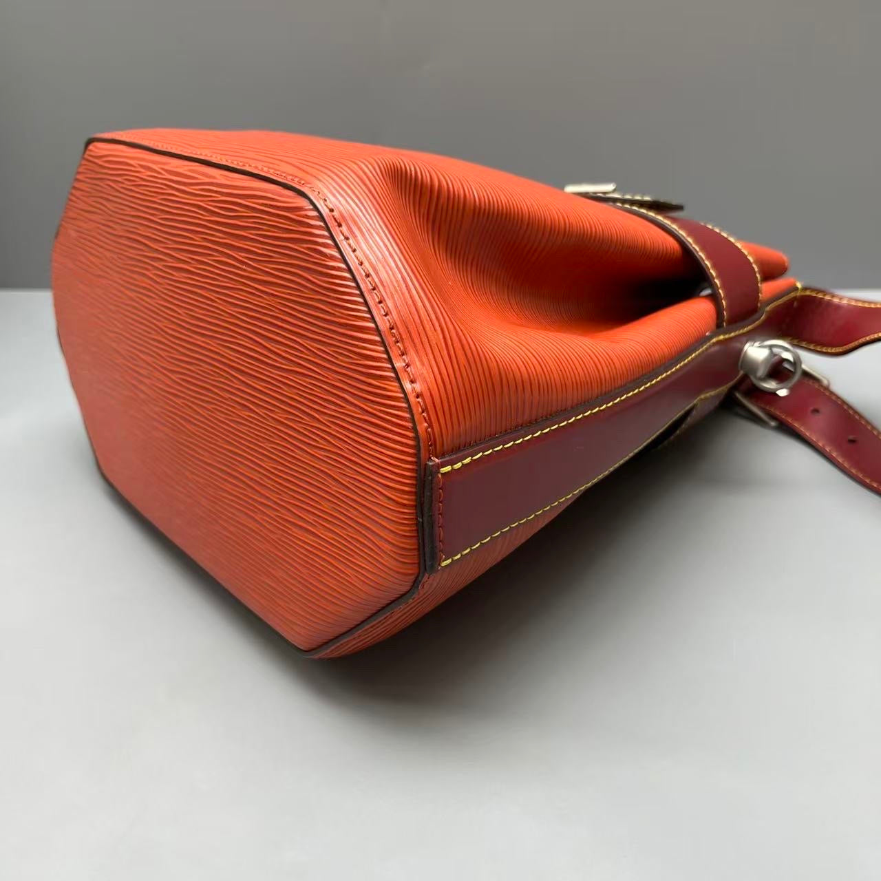Louis Vuitton - Twist Bucket - Leather - Orange - (medium)