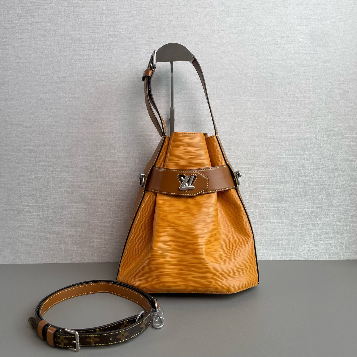 Louis Vuitton - Twist Bucket - Leather - Yellow - (medium)