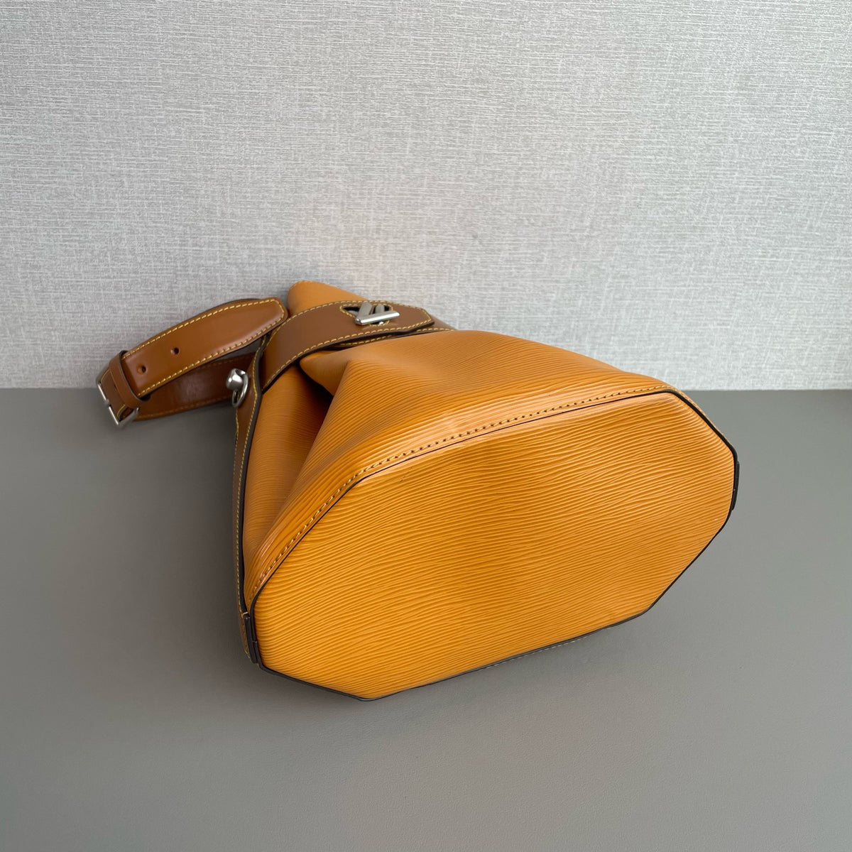 Louis Vuitton - Twist Bucket - Leather - Yellow - (medium)