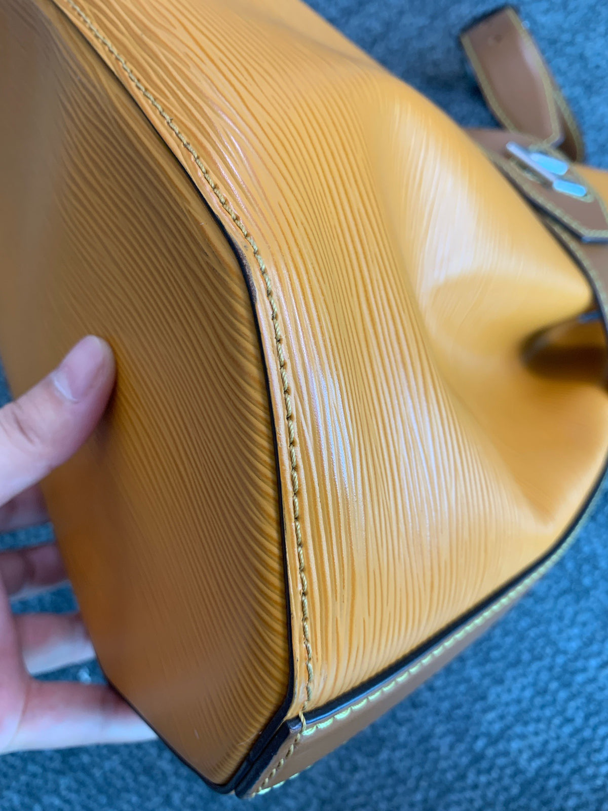 Louis Vuitton - Twist Bucket - Leather - Yellow - (medium)