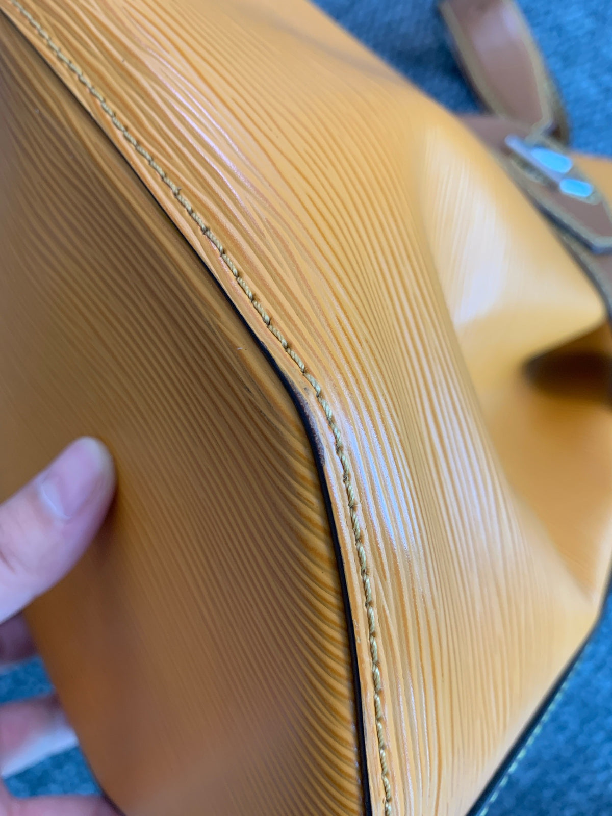Louis Vuitton - Twist Bucket - Leather - Yellow - (medium)