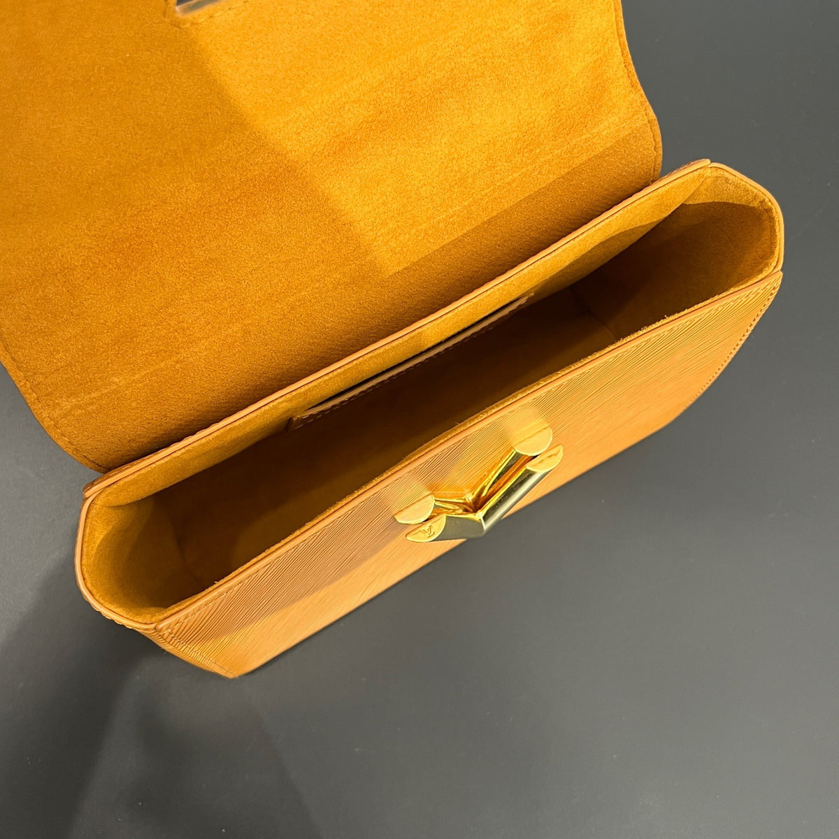Louis Vuitton - Twist Chip Version - Leather - Camel - (small)
