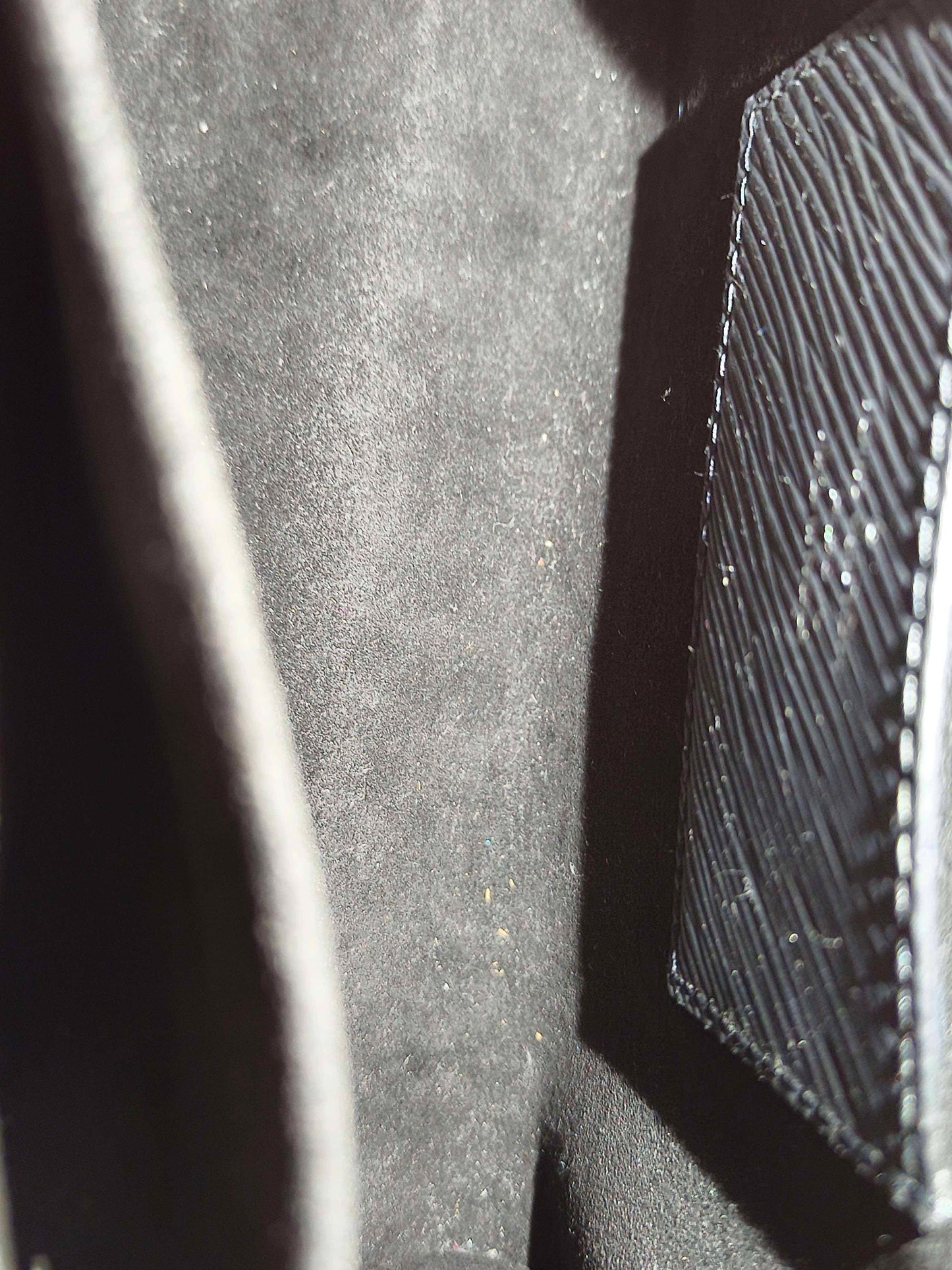 Louis Vuitton - Twist - Epi leather - Black with Silver-Tone Hardware - (Medium)