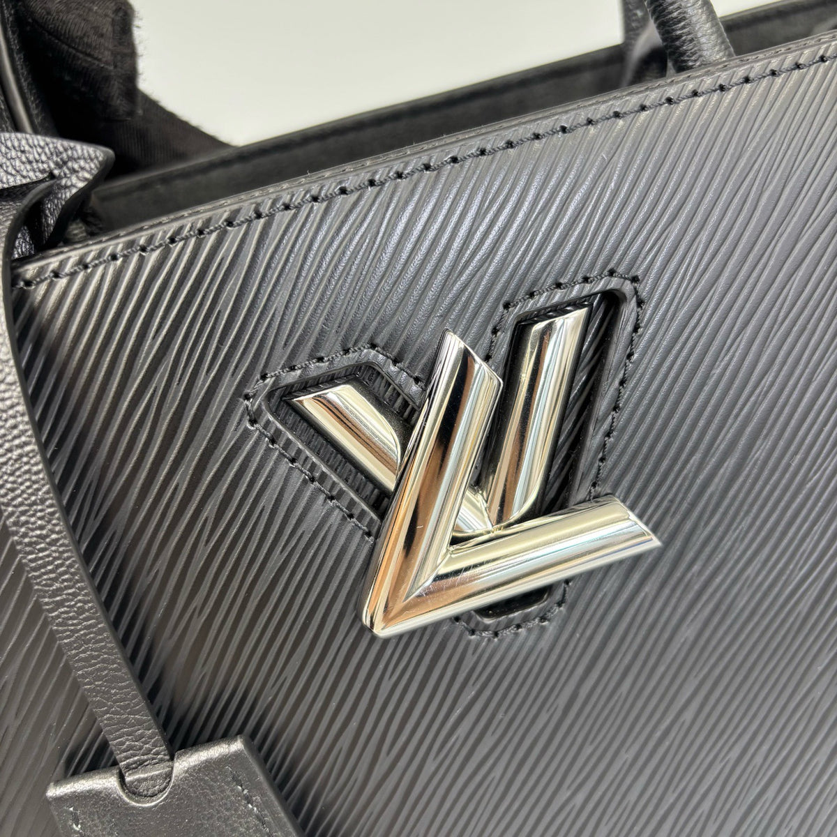 Louis Vuitton - Twist - Leather - Black - (Medium)