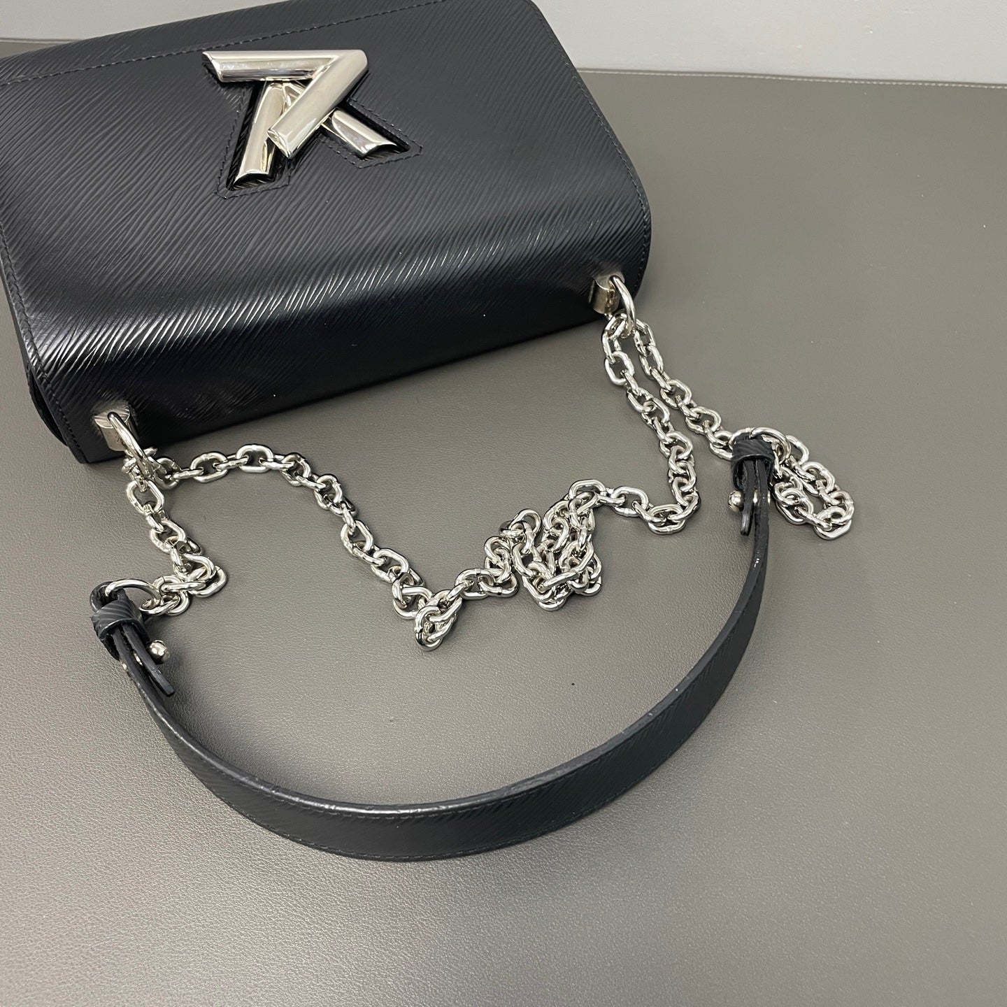 Louis Vuitton - Twist - Leather - Black - (medium)