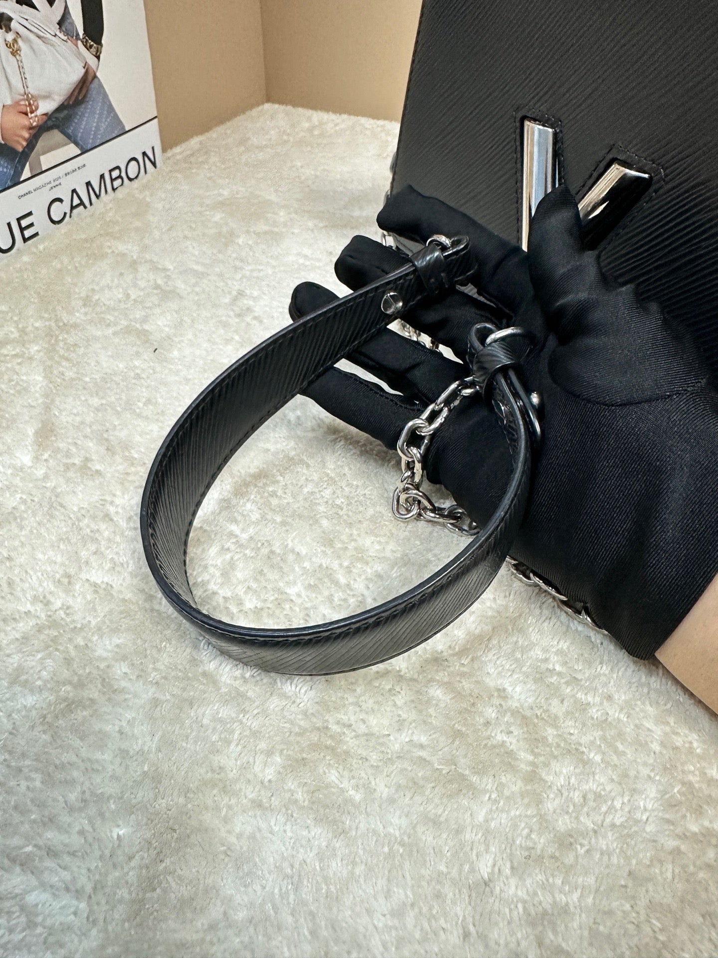 Louis Vuitton - Twist - Leather - Black - (medium)