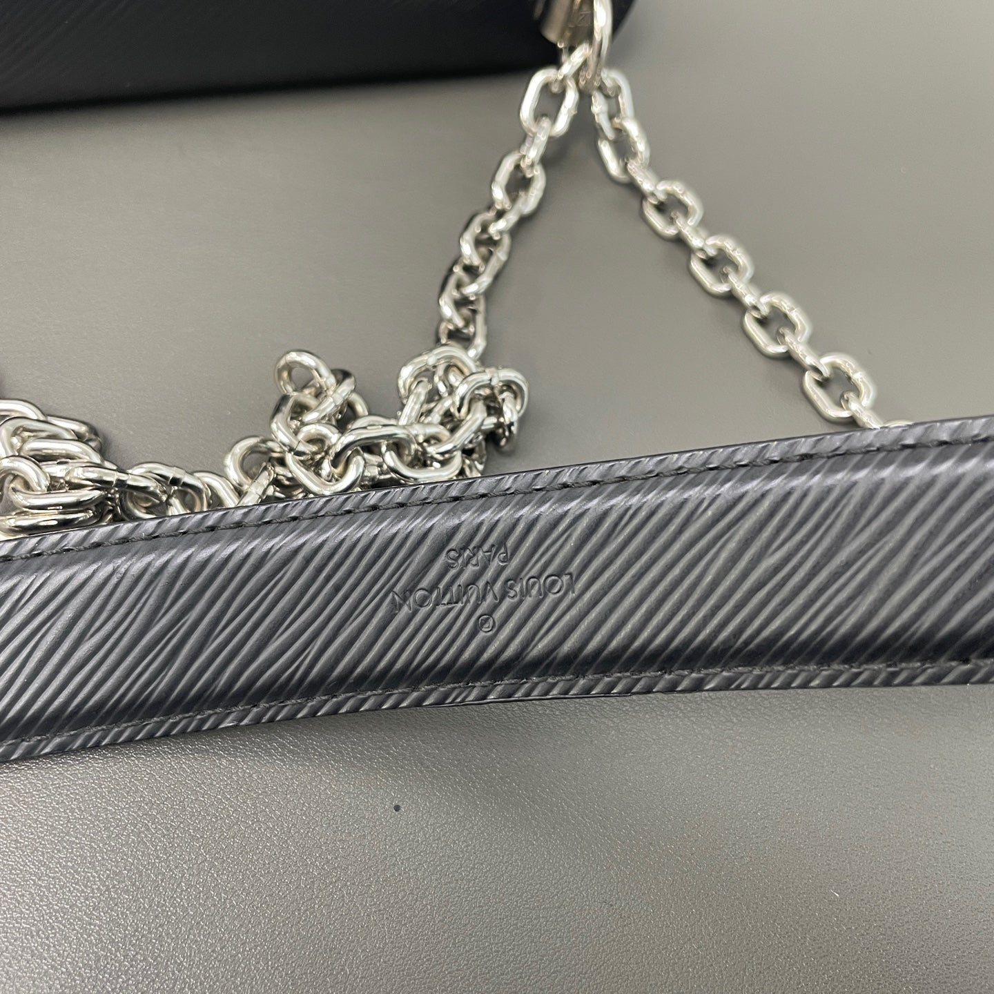 Louis Vuitton - Twist - Leather - Black - (medium)