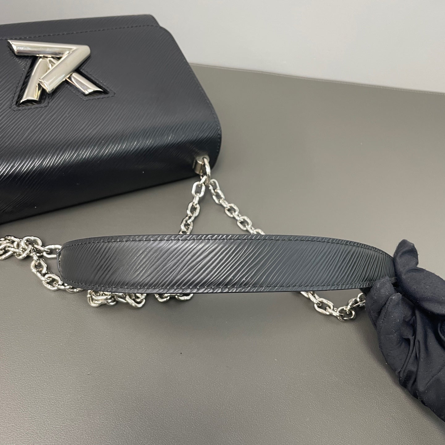 Louis Vuitton - Twist - Leather - Black - (medium)