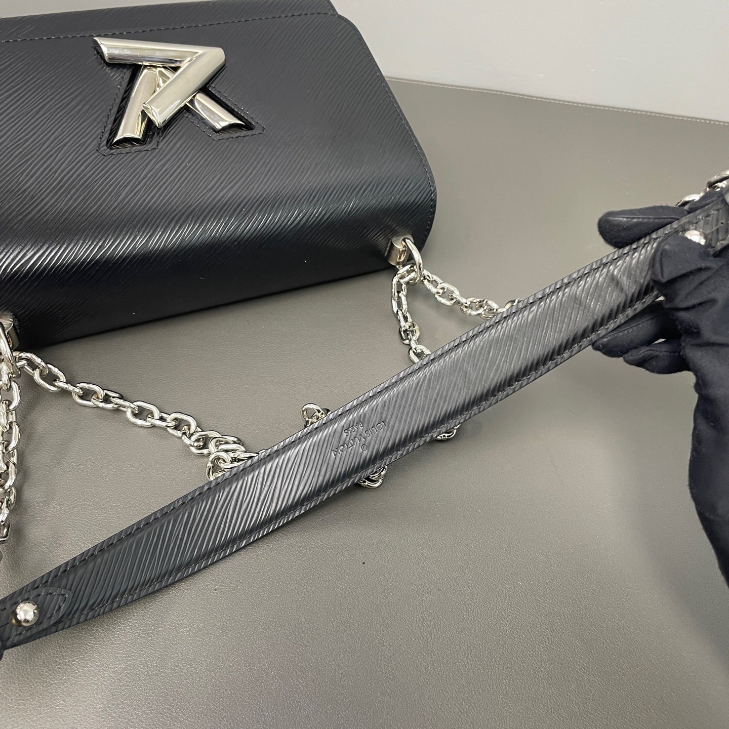 Louis Vuitton - Twist - Leather - Black - (medium)