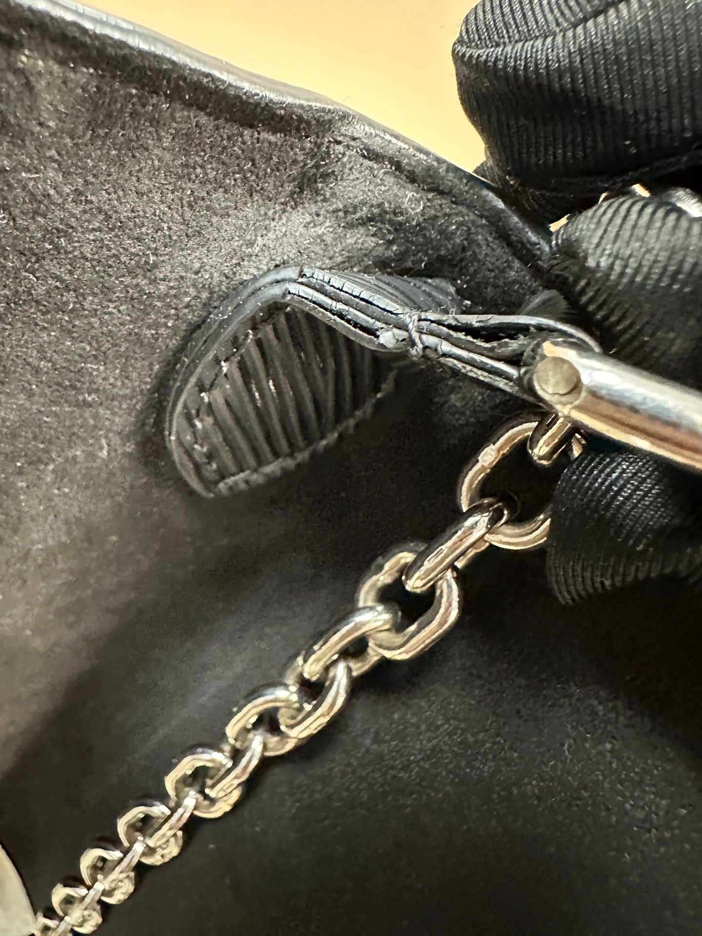 Louis Vuitton - Twist - Leather - Black - (medium)