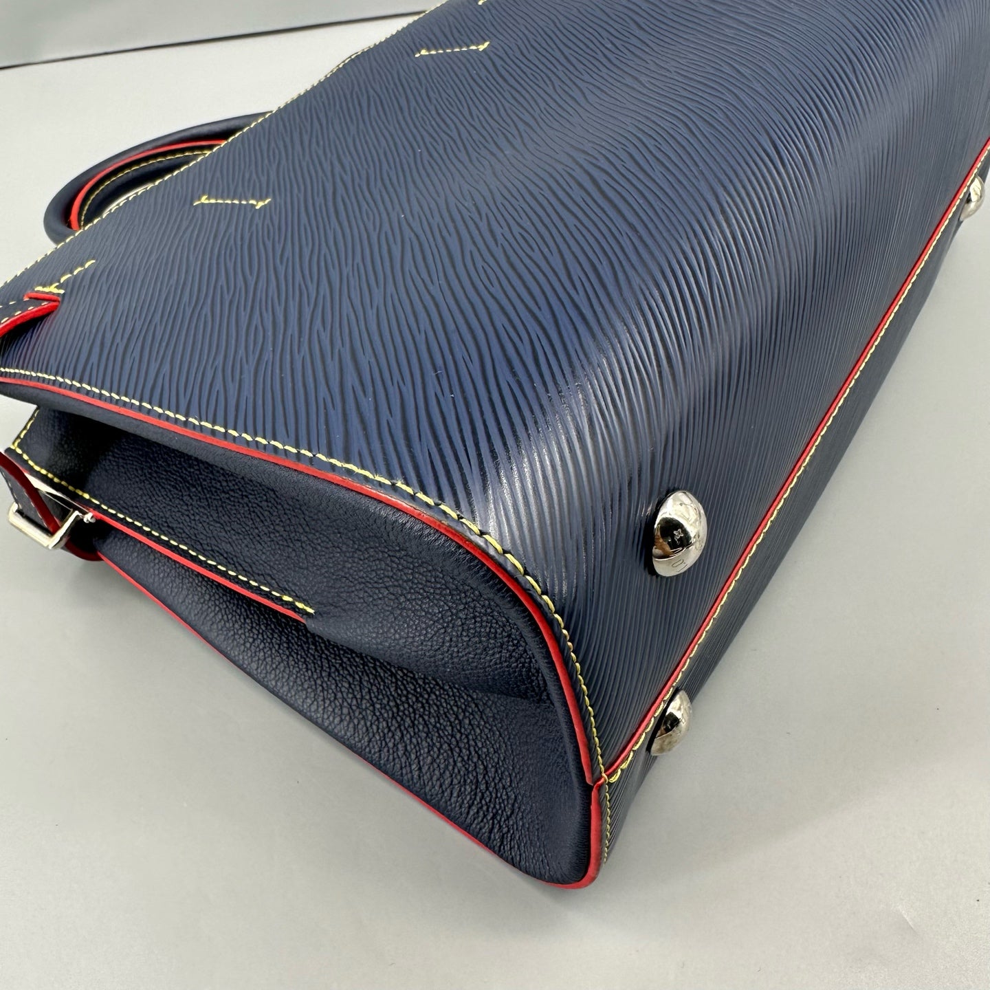 Louis Vuitton - Twist - Leather - Blue - (medium)