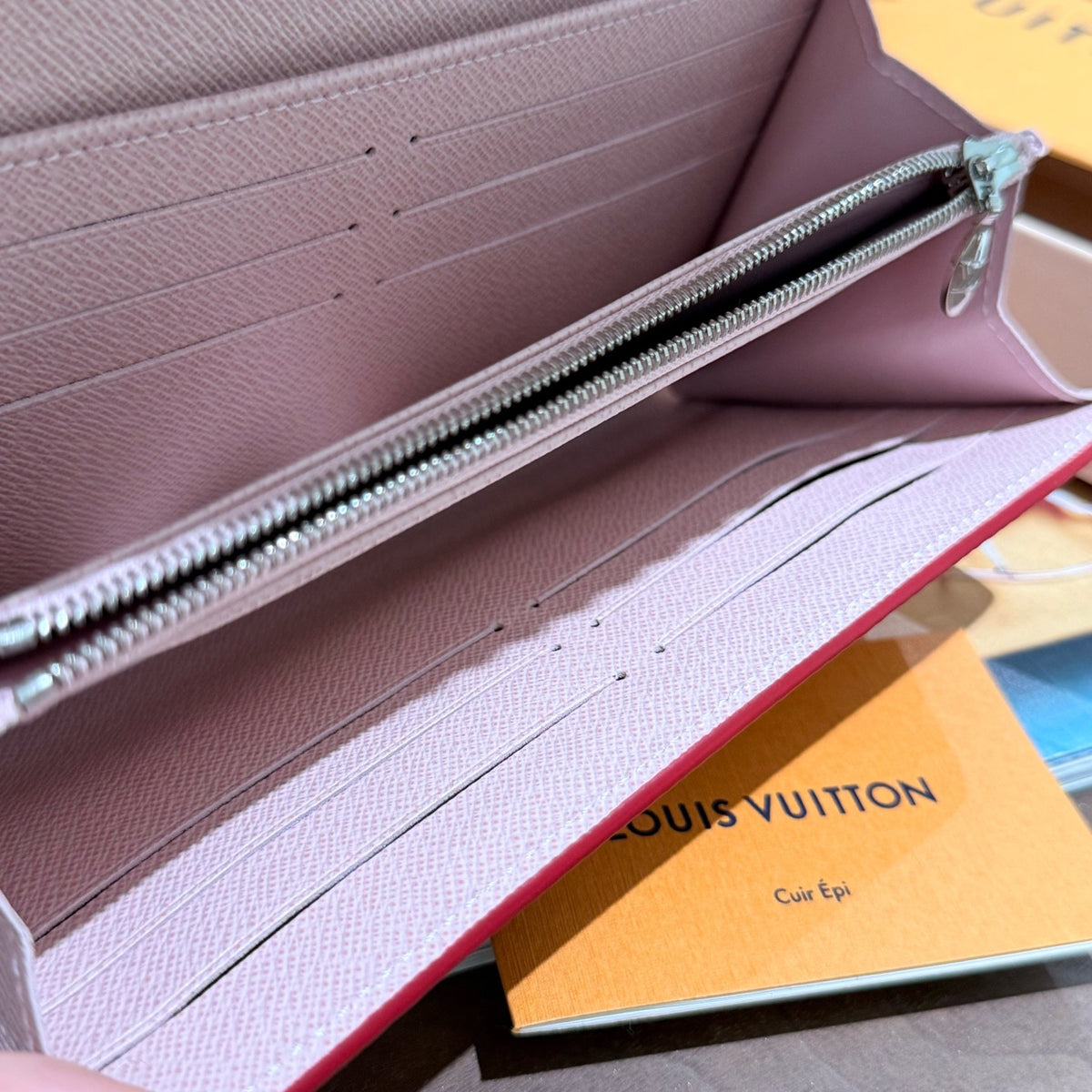 Louis Vuitton - Twist - Leather - Pink
