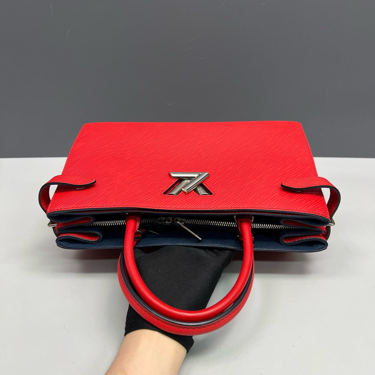 Louis Vuitton - Twist - Leather - Red - (Medium)