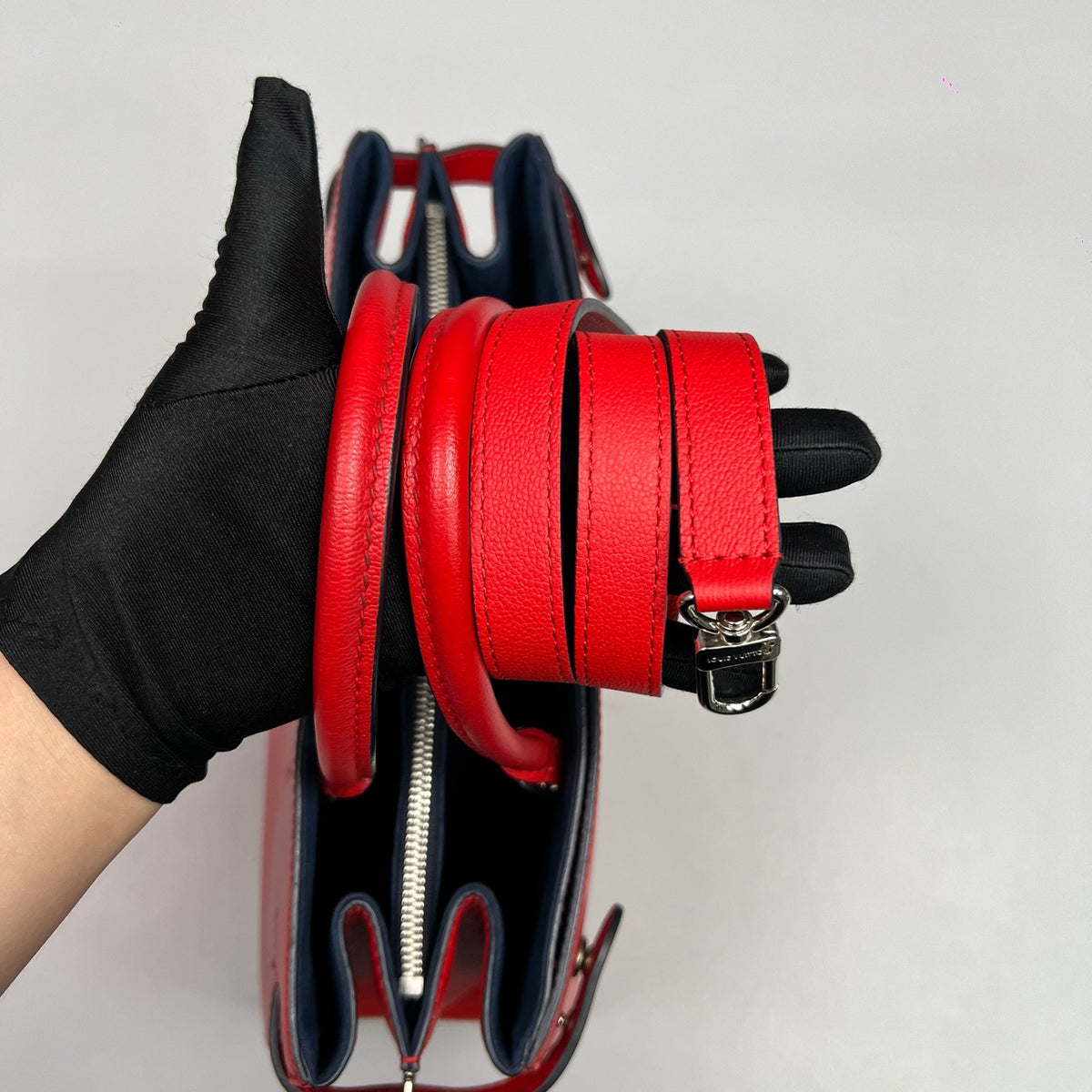 Louis Vuitton - Twist - Leather - Red - (Medium)
