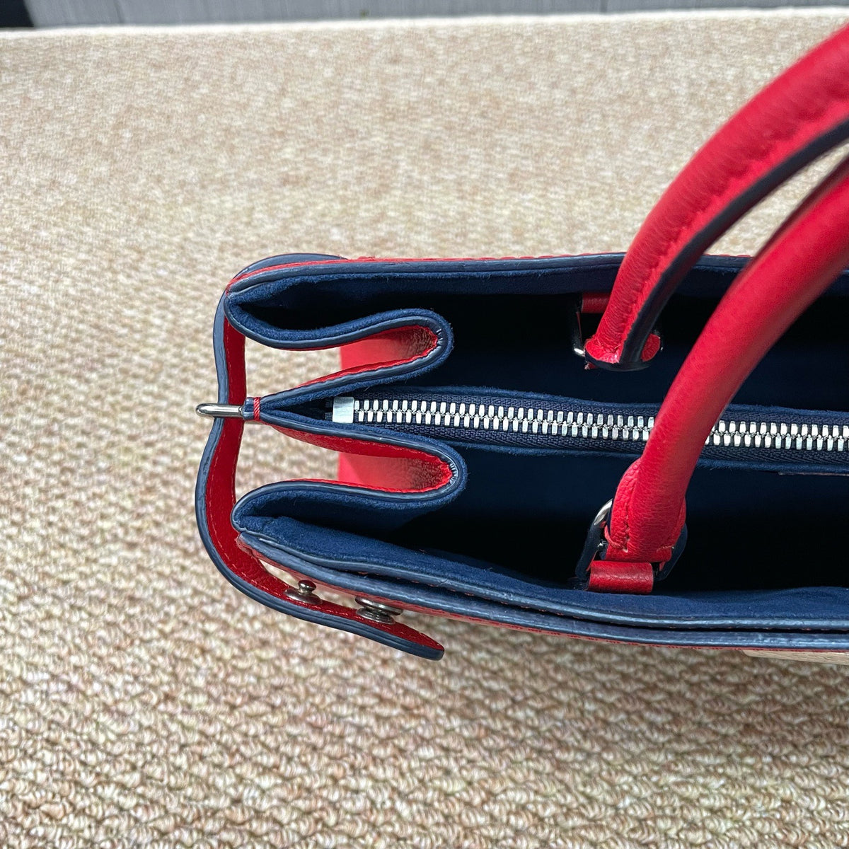 Louis Vuitton - Twist - Leather - Red - (Medium)