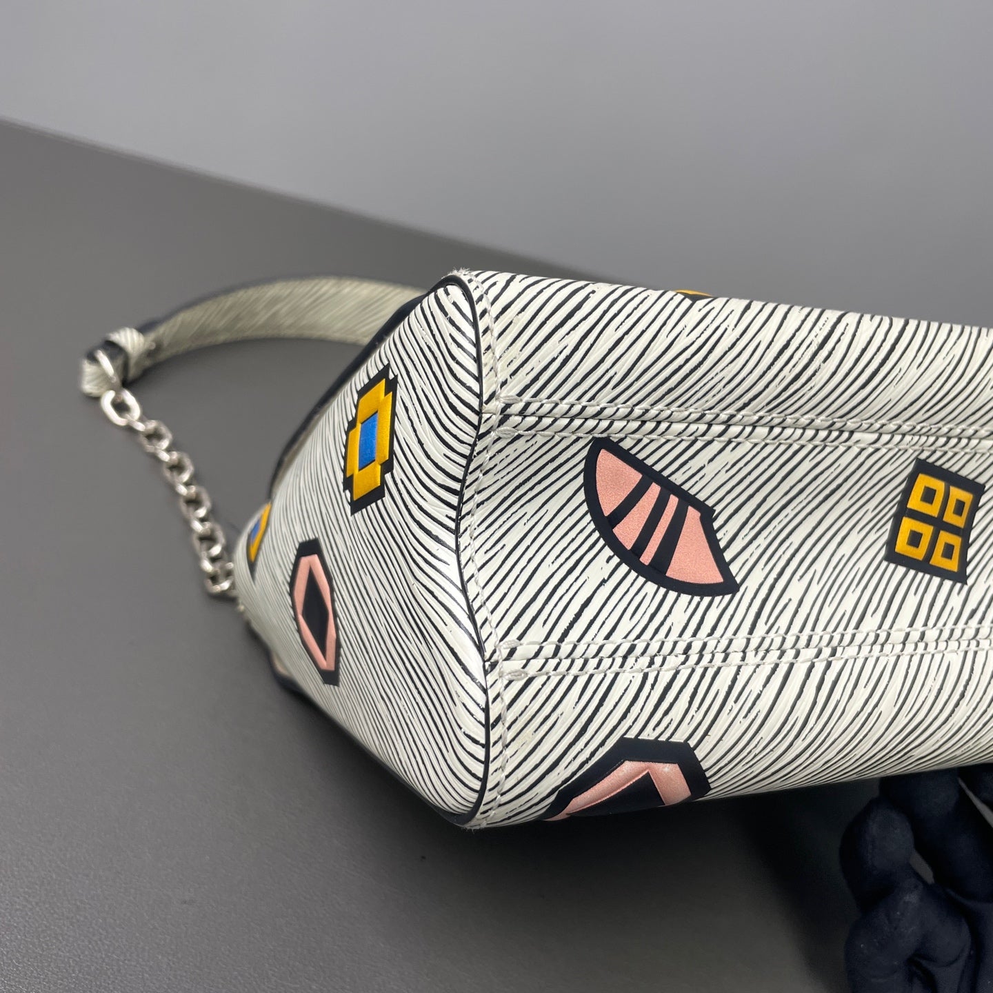 Louis Vuitton - Twist - Leather - White - (Medium)