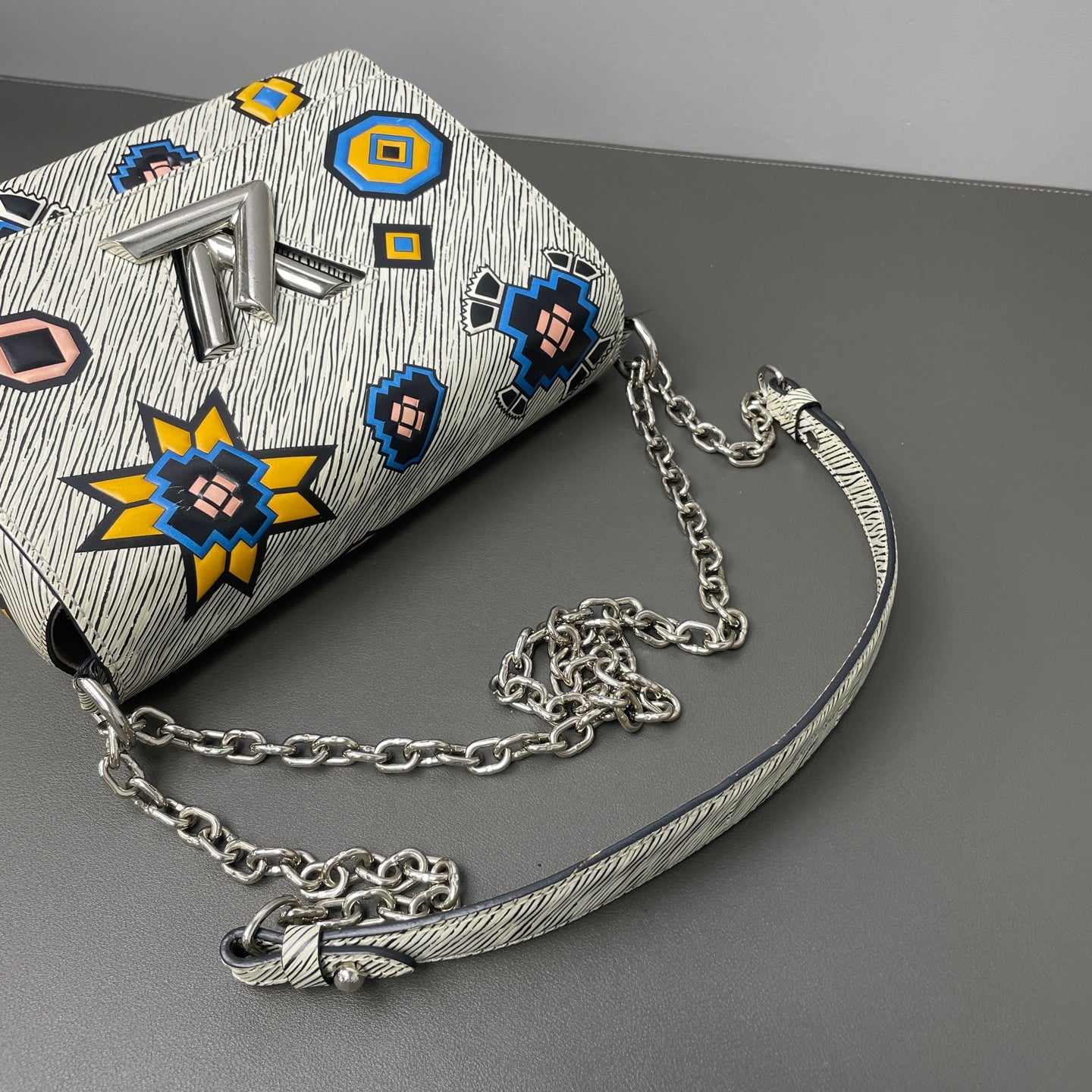 Louis Vuitton - Twist - Leather - White - (Medium)