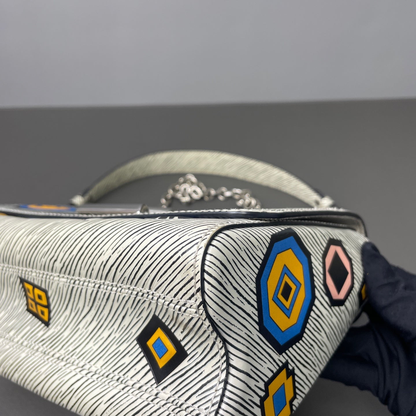 Louis Vuitton - Twist - Leather - White - (Medium)