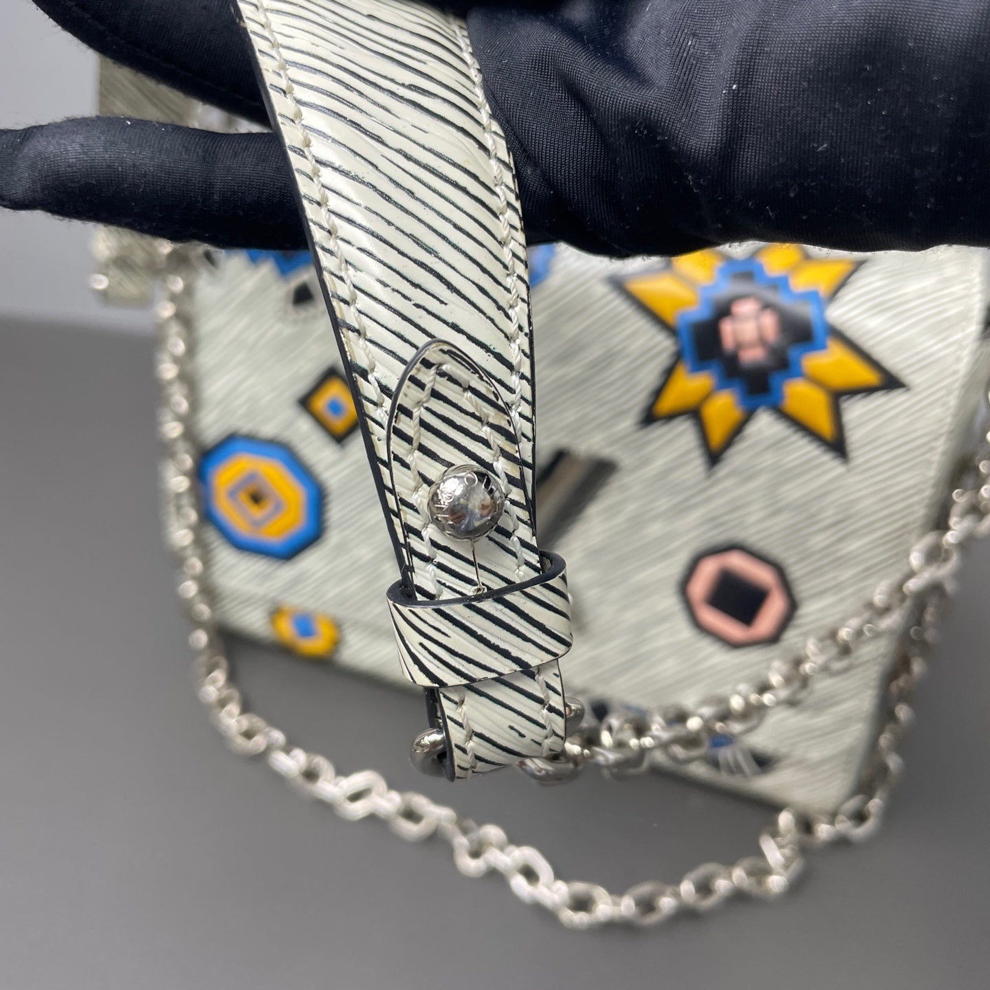 Louis Vuitton - Twist - Leather - White - (Medium)