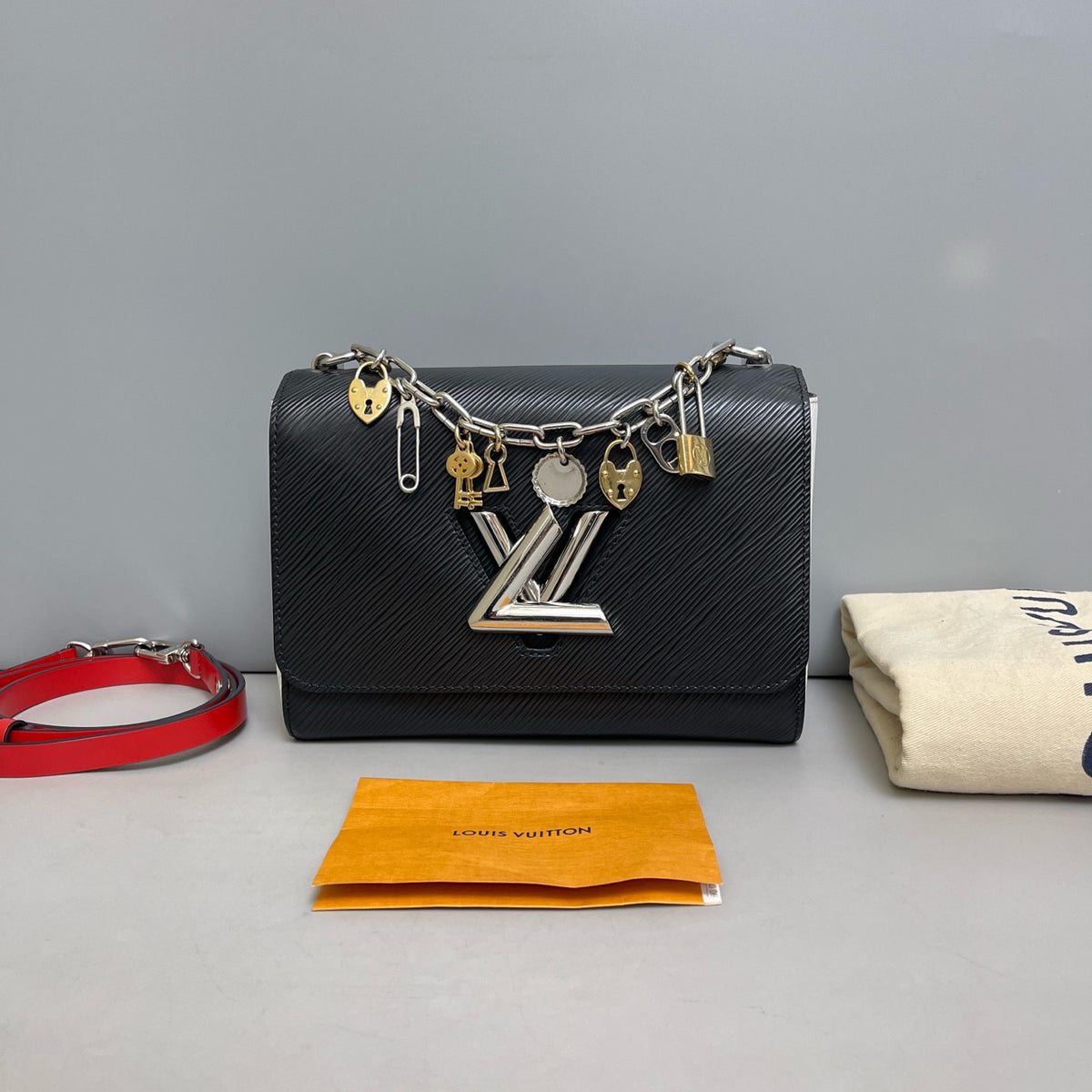 Louis Vuitton - Twist Medium - Leather - Black - (medium)
