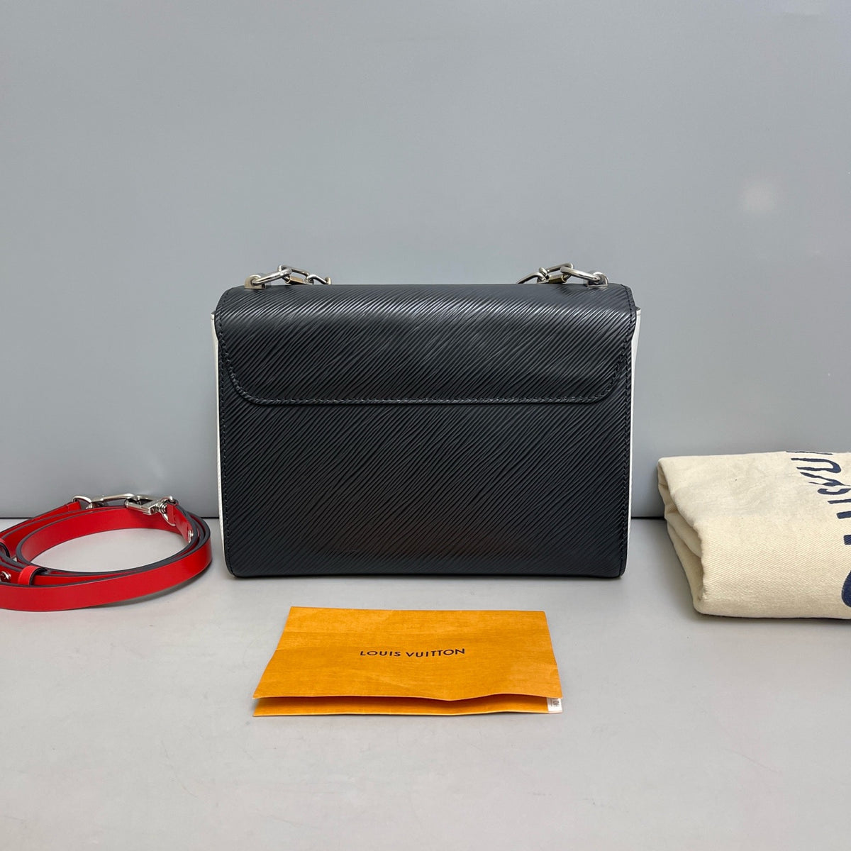 Louis Vuitton - Twist Medium - Leather - Black - (medium)