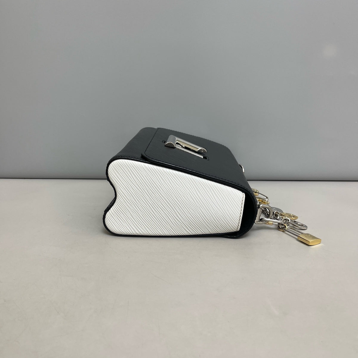 Louis Vuitton - Twist Medium - Leather - Black - (medium)