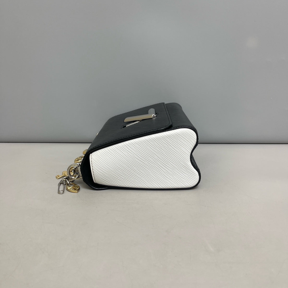 Louis Vuitton - Twist Medium - Leather - Black - (medium)