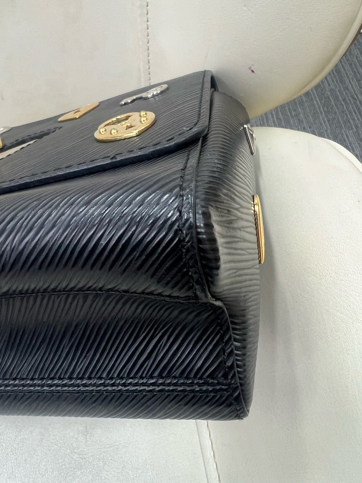 Louis Vuitton - Twist Medium - Leather - Black - (medium)