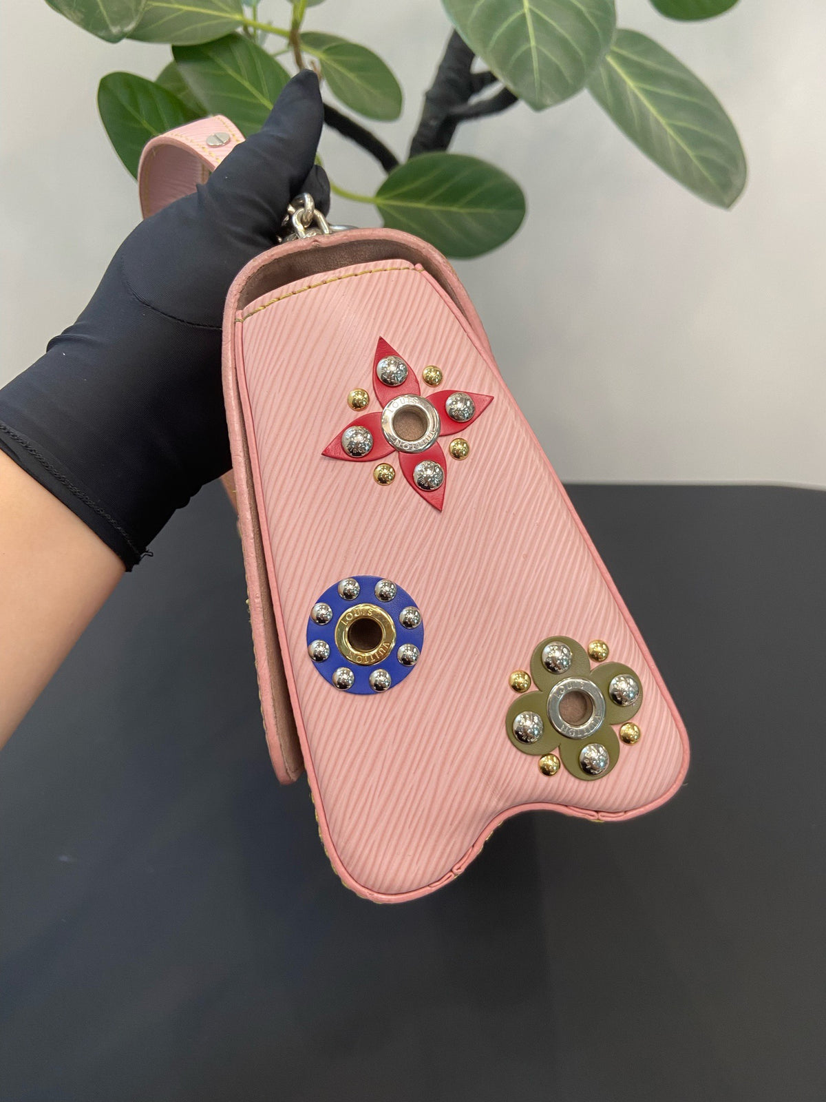 Louis Vuitton - Twist Medium - Leather - Pink - (medium)