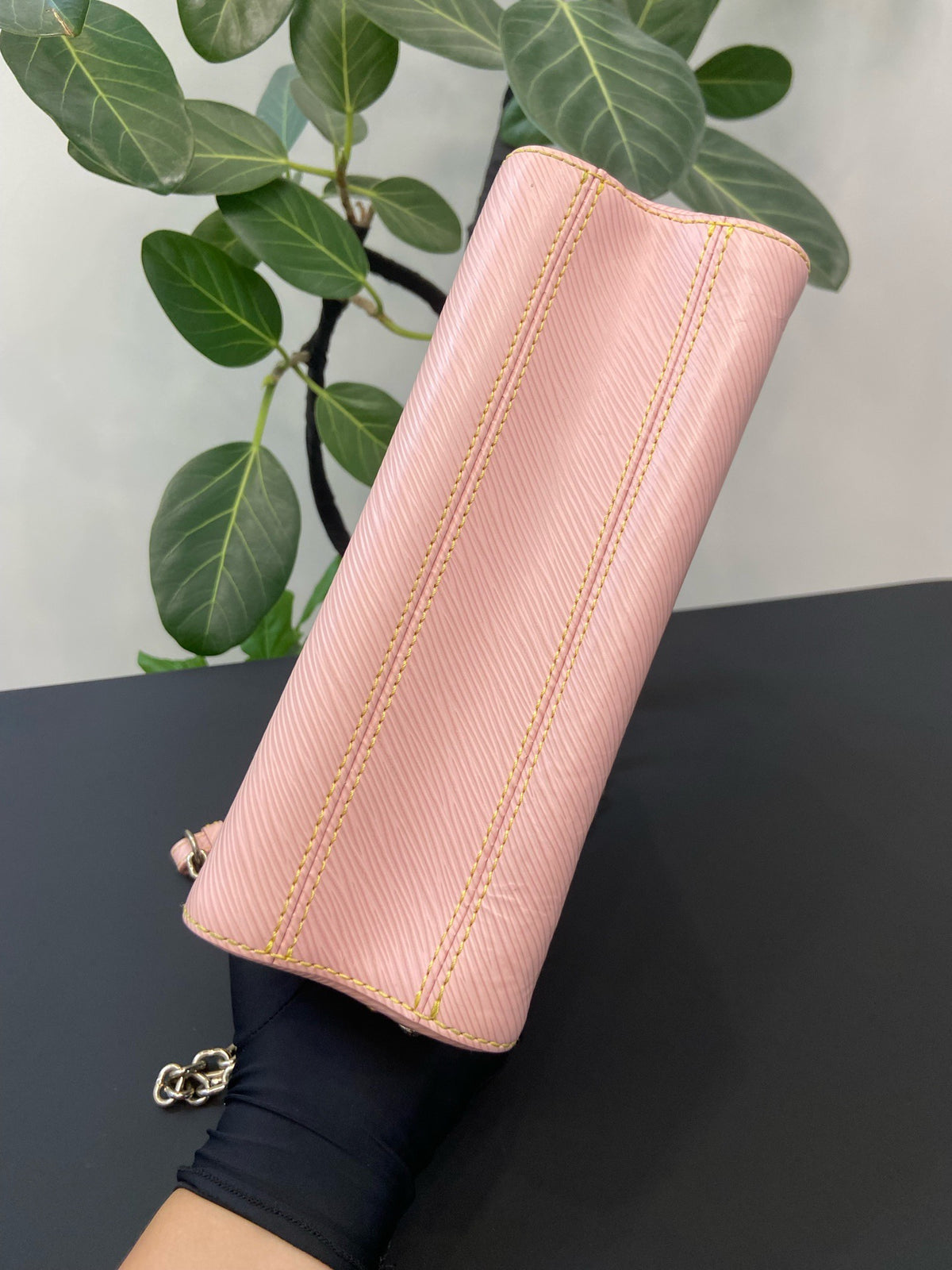 Louis Vuitton - Twist Medium - Leather - Pink - (medium)