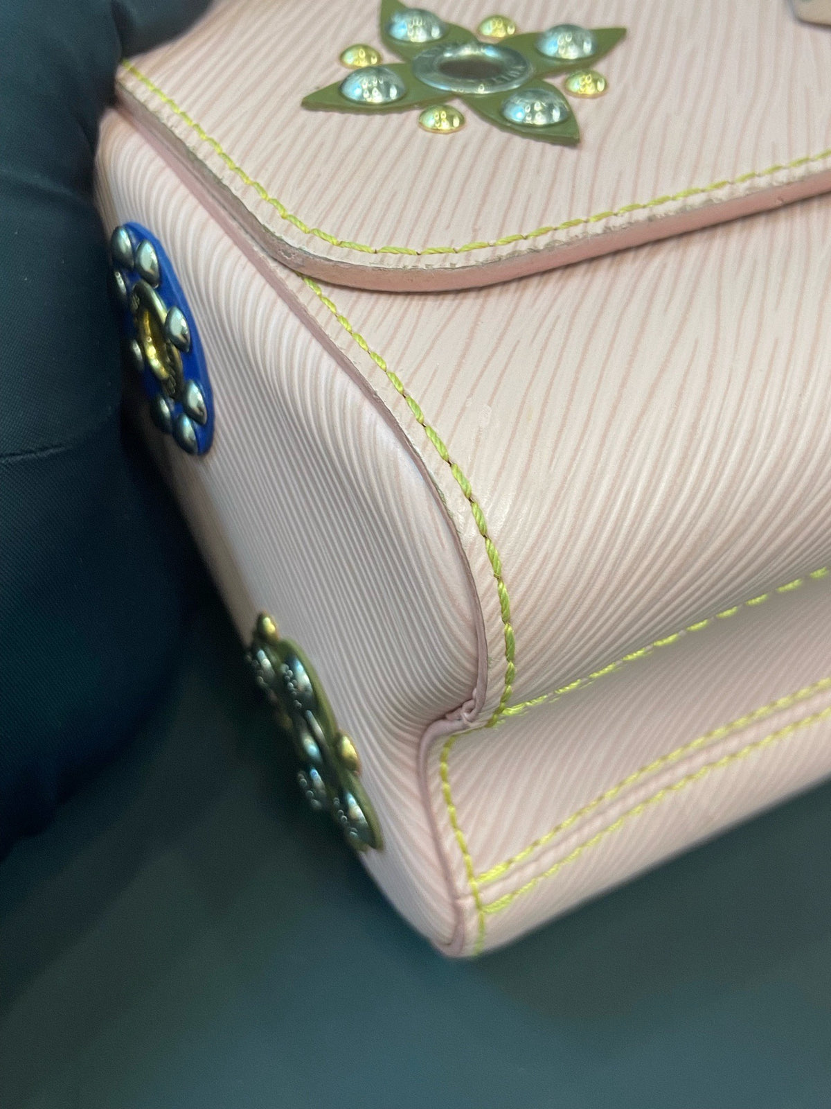 Louis Vuitton - Twist Medium - Leather - Pink - (medium)