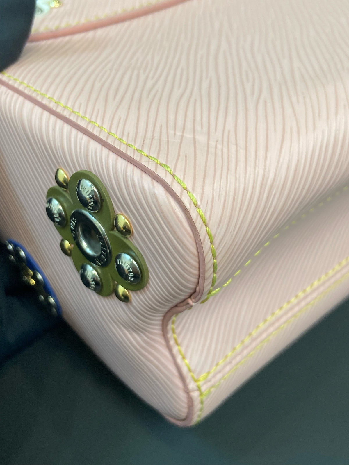 Louis Vuitton - Twist Medium - Leather - Pink - (medium)