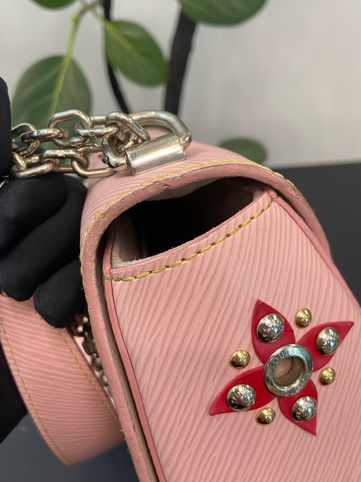 Louis Vuitton - Twist Medium - Leather - Pink - (medium)