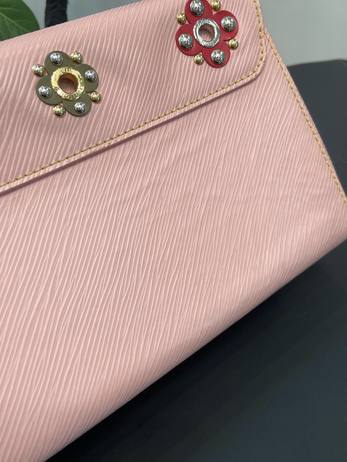 Louis Vuitton - Twist Medium - Leather - Pink - (medium)