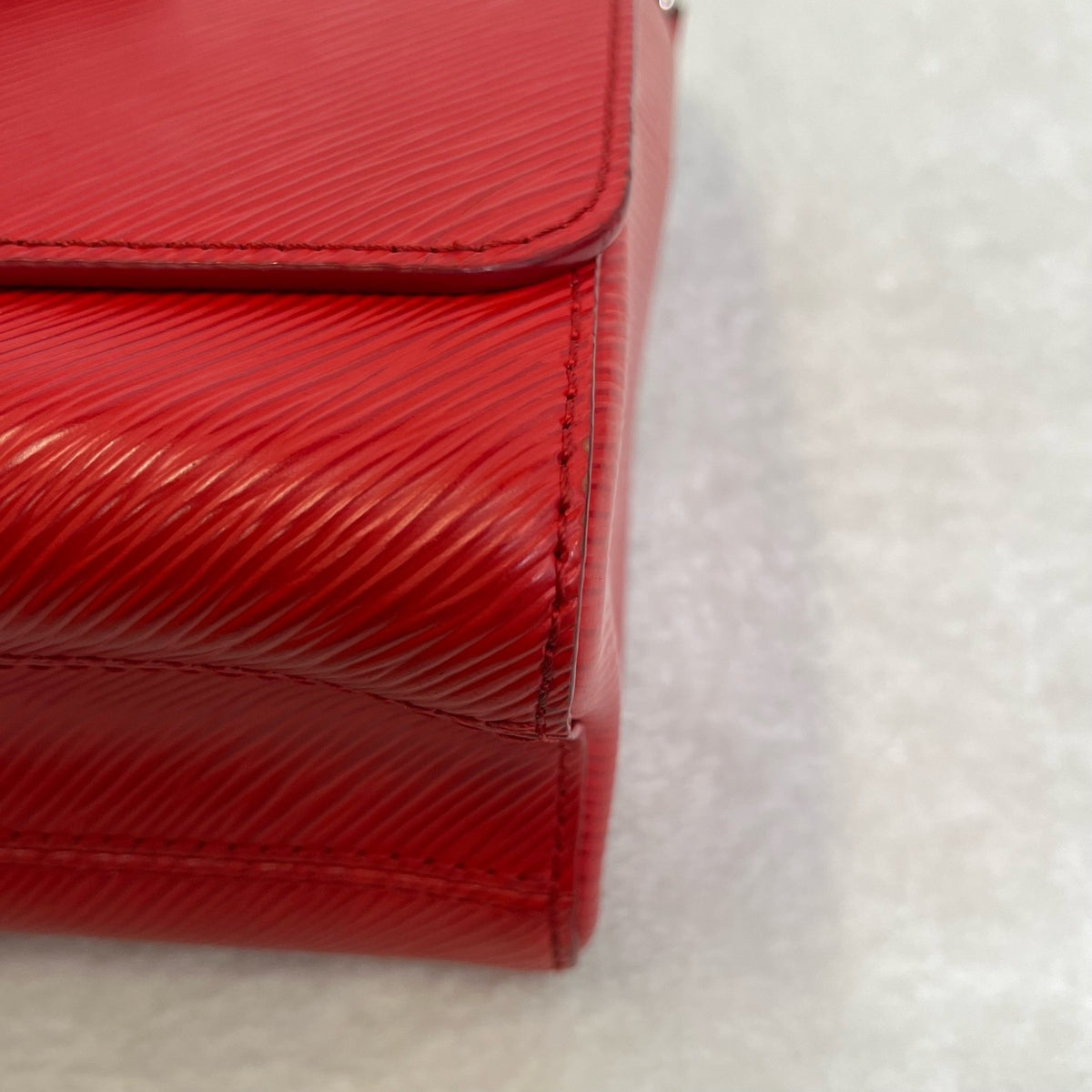 Louis Vuitton - Twist Medium - Leather - Red - (medium)