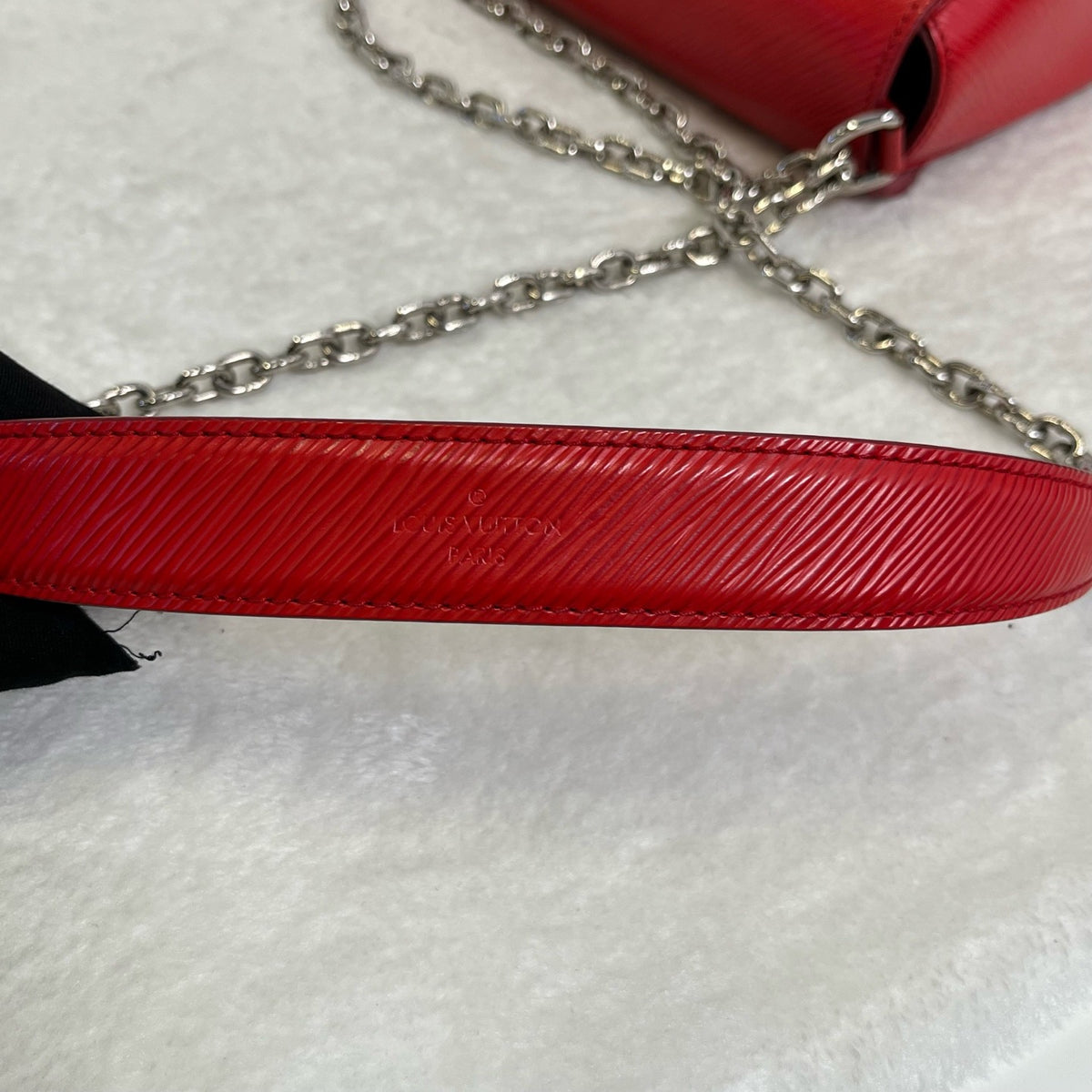 Louis Vuitton - Twist Medium - Leather - Red - (medium)