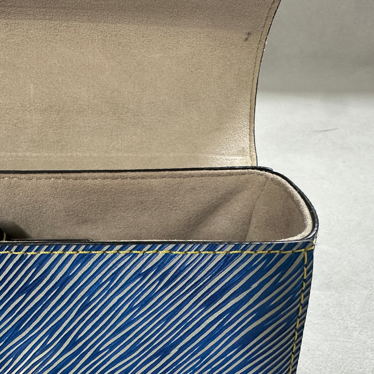 Louis Vuitton - Twist MM - Leather - Blue - (medium)