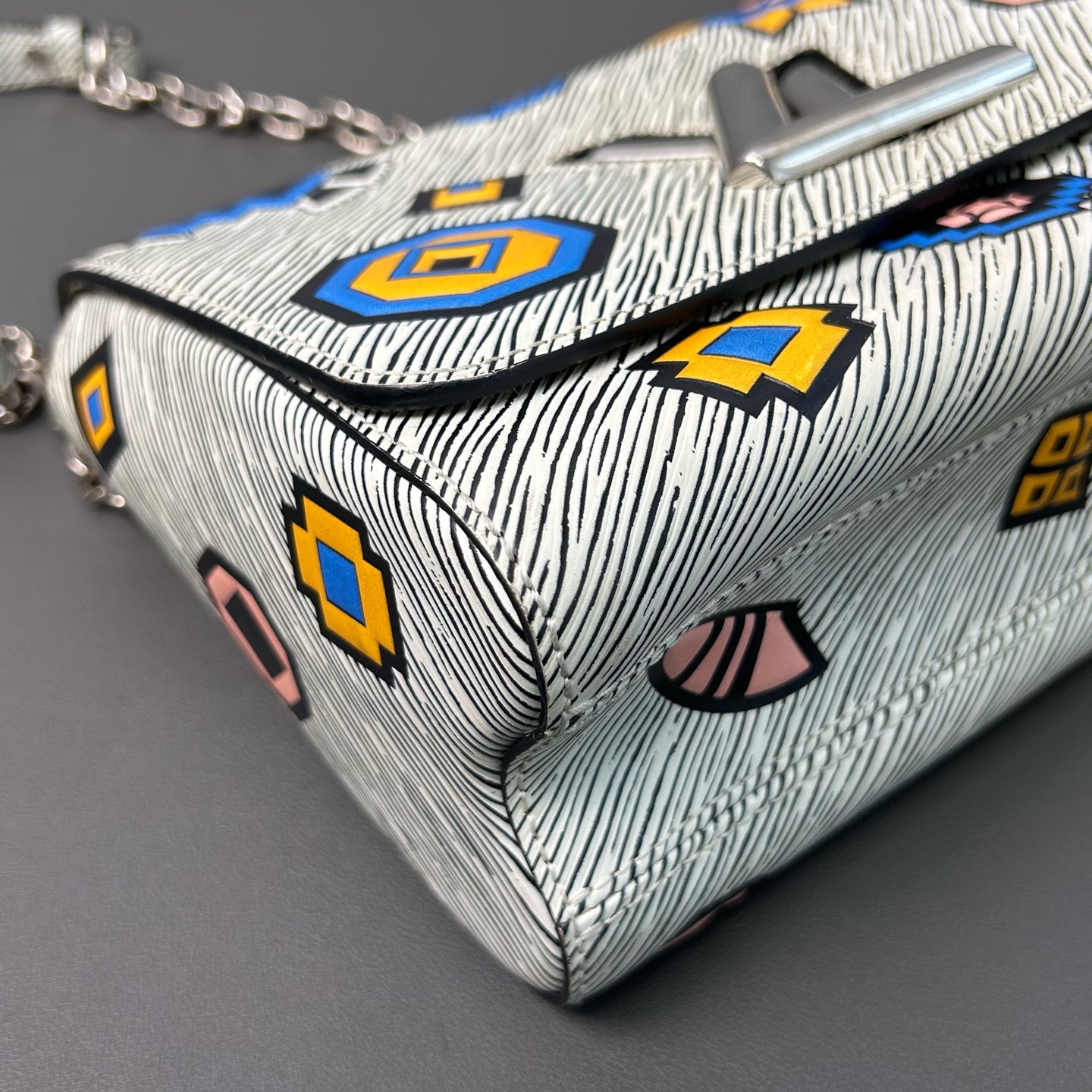 Louis Vuitton - Twist MM with Geometric Patches - Epi Leather - Grey and Multicolour - (Medium)