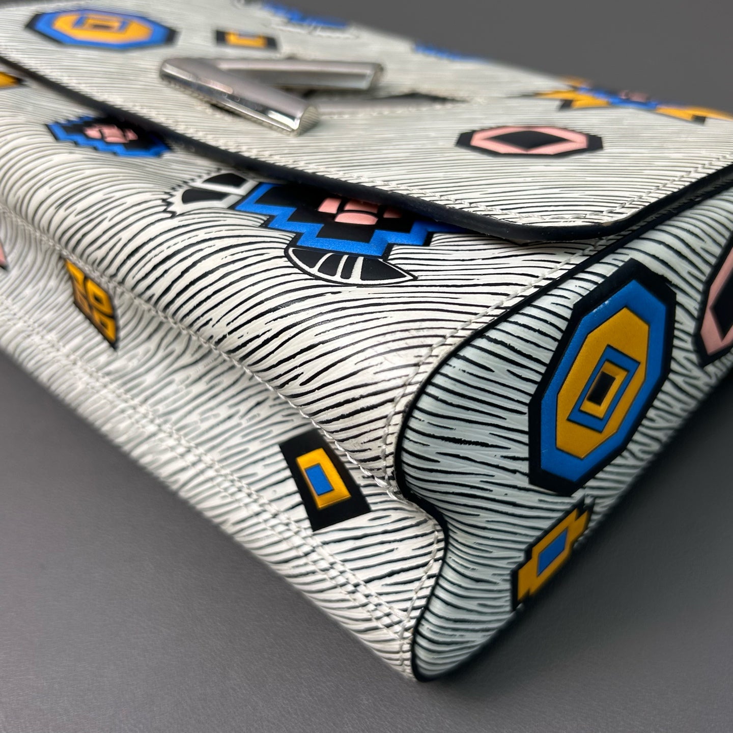 Louis Vuitton - Twist MM with Geometric Patches - Epi Leather - Grey and Multicolour - (Medium)