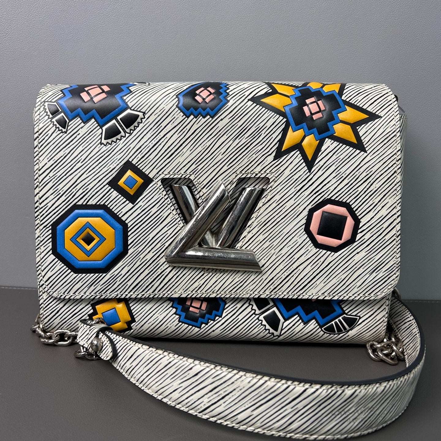 Louis Vuitton - Twist MM with Geometric Patches - Epi Leather - Grey and Multicolour - (Medium)