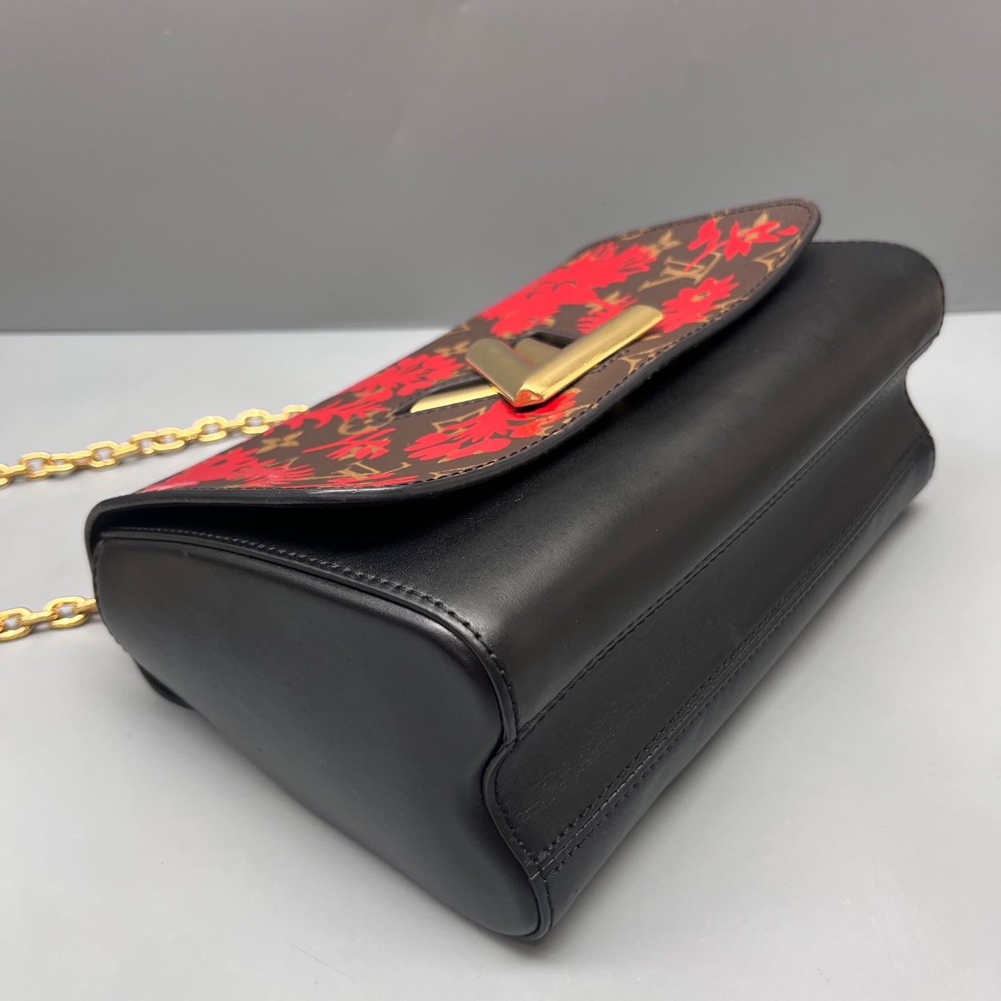 Louis Vuitton - Twist - Monogram coated canvas and smooth leather - Brown, Red, Black, Gold-tone Hardware - (Medium)