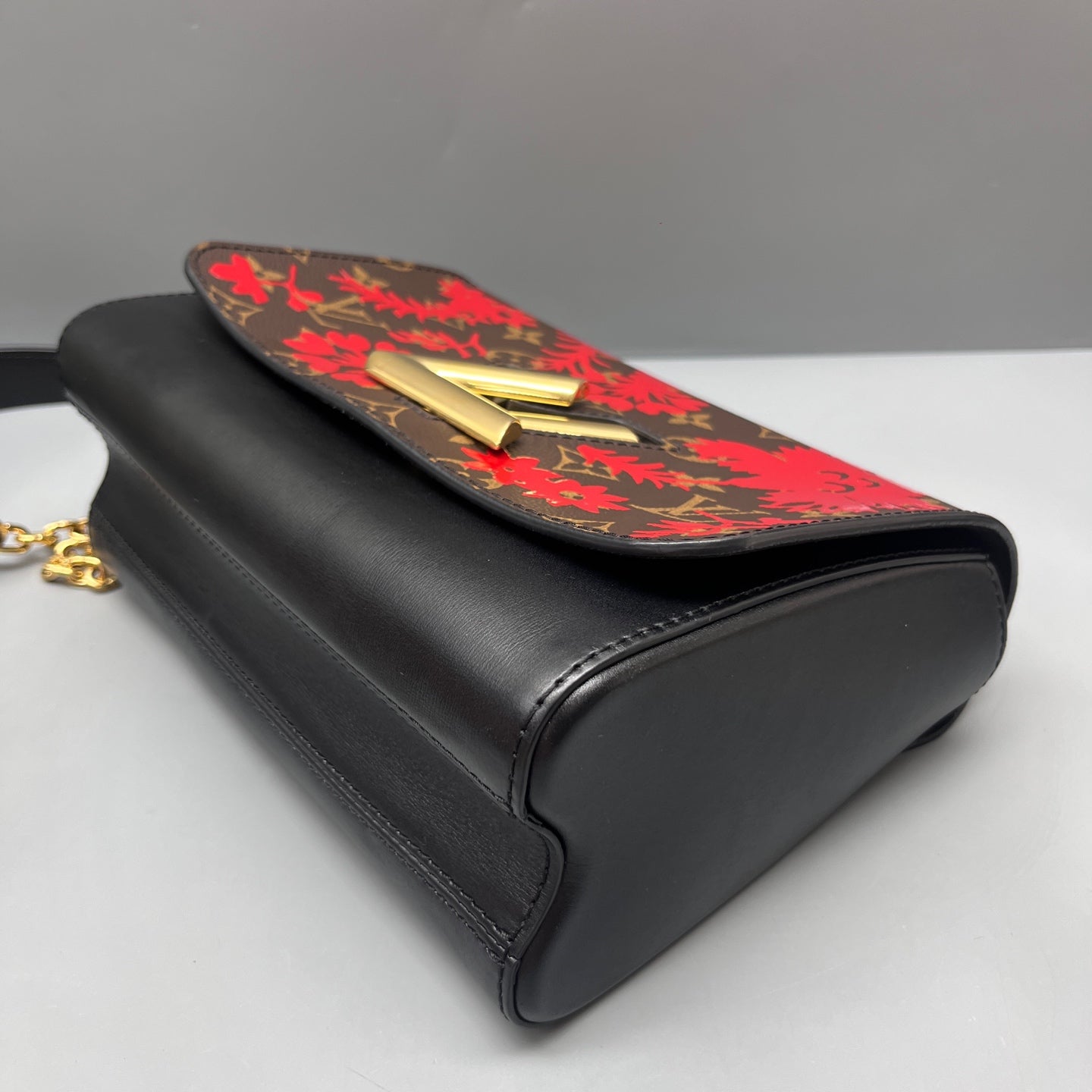 Louis Vuitton - Twist - Monogram coated canvas and smooth leather - Brown, Red, Black, Gold-tone Hardware - (Medium)