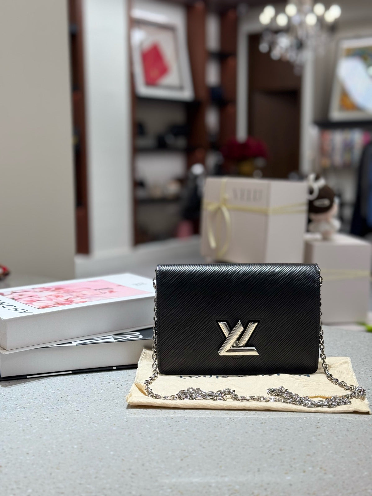 Louis Vuitton - Twist Wallet on Chain - Leather - Black - (small)