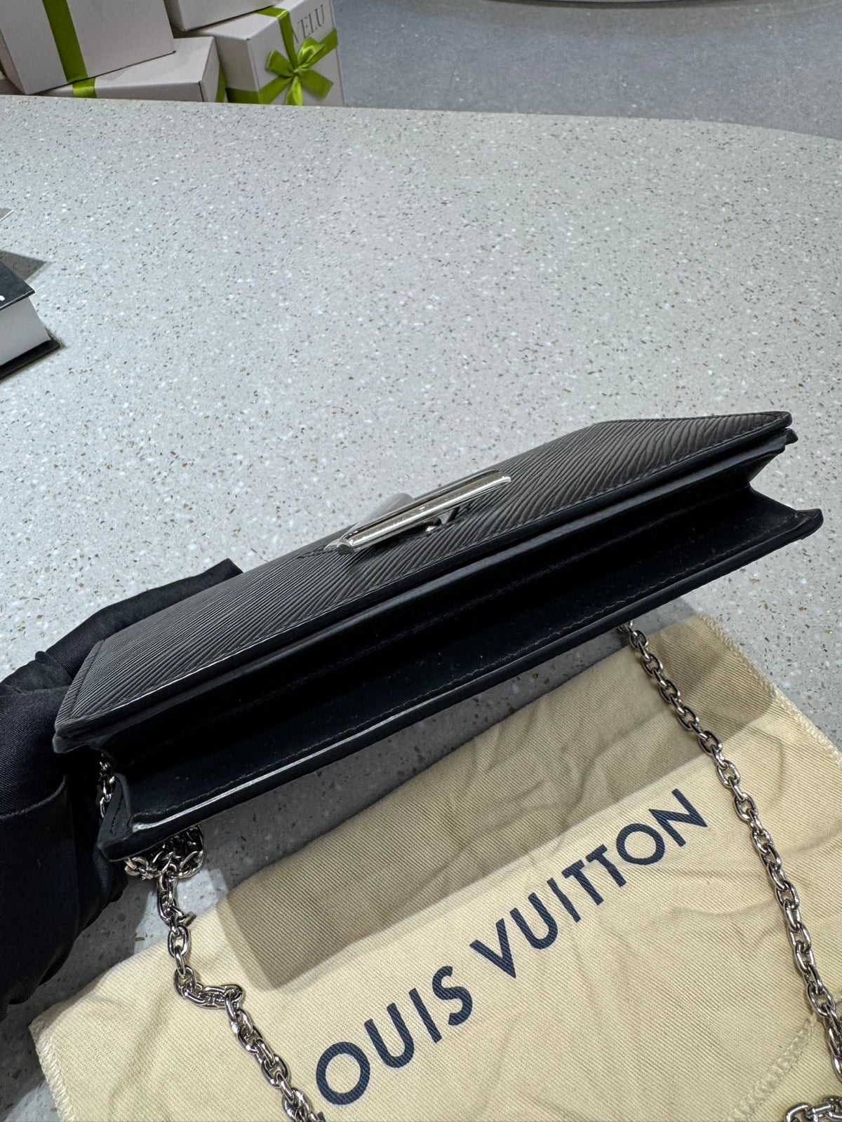 Louis Vuitton - Twist Wallet on Chain - Leather - Black - (small)