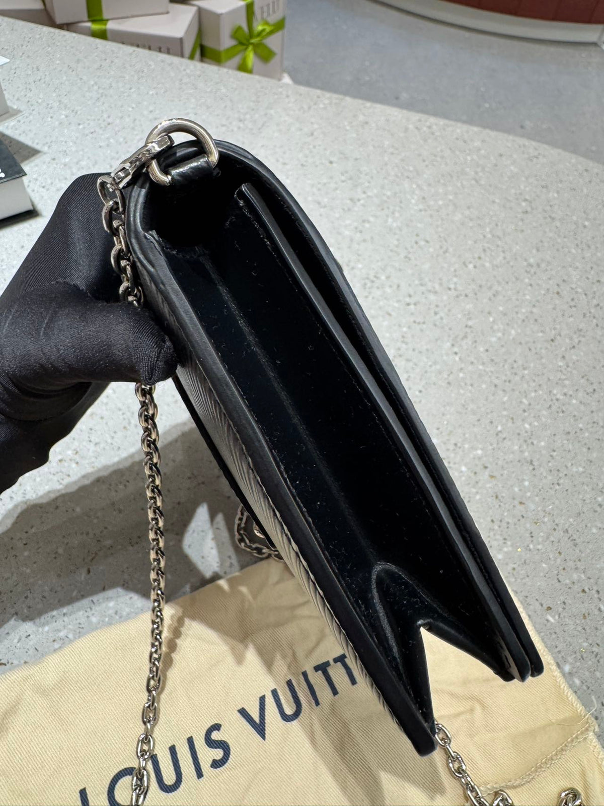 Louis Vuitton - Twist Wallet on Chain - Leather - Black - (small)