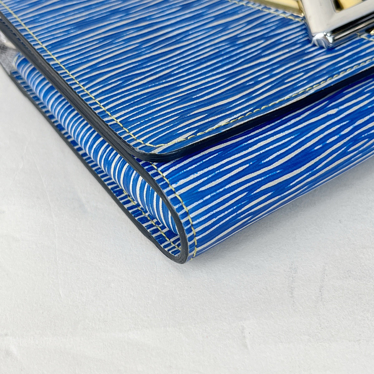 Louis Vuitton - Twist Wallet on Chain - Leather - Blue - (small)