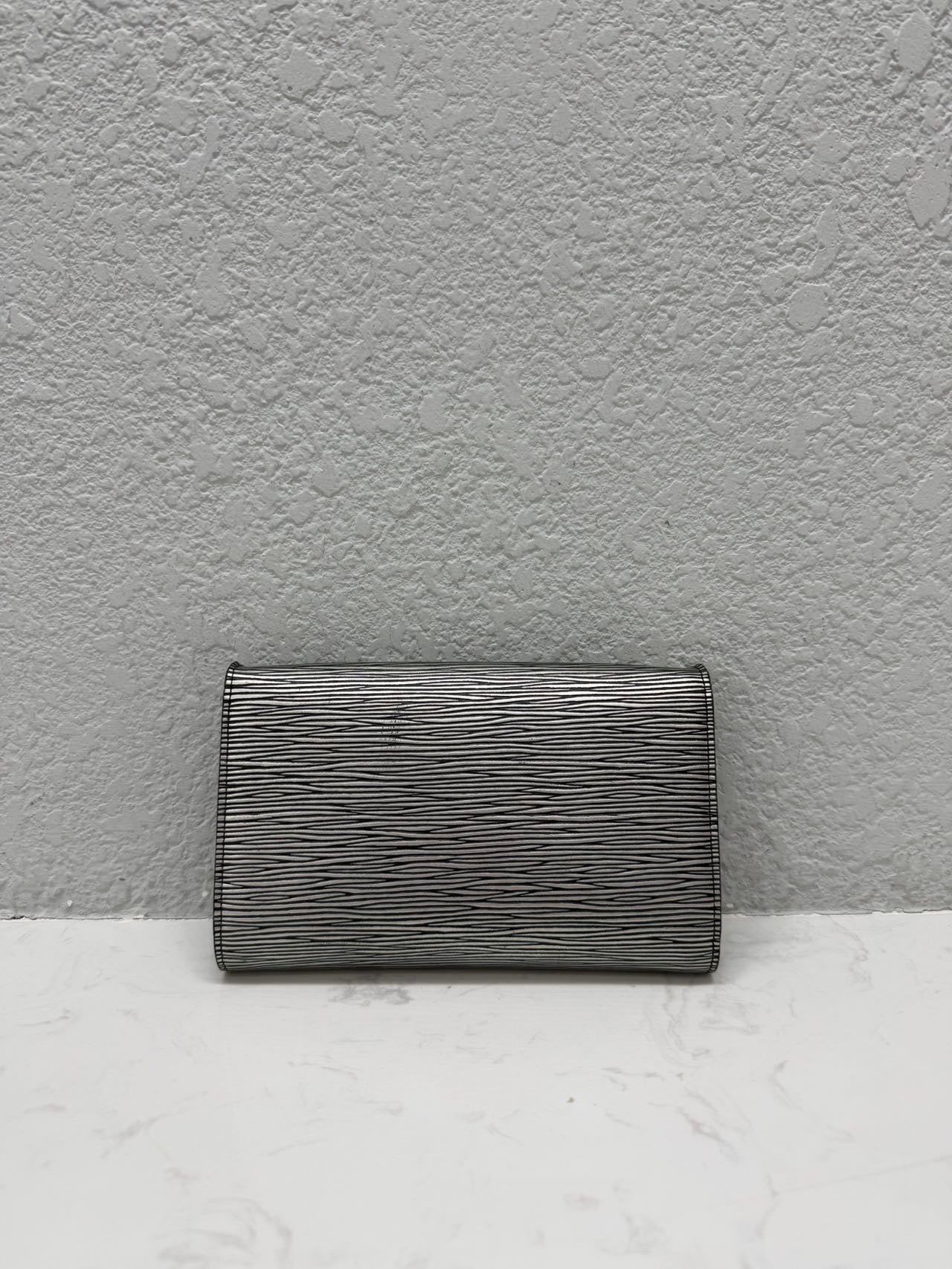 Louis Vuitton - Twist WOC - Epi leather - Silver-grey with Silver-Tone Hardware - (mini)