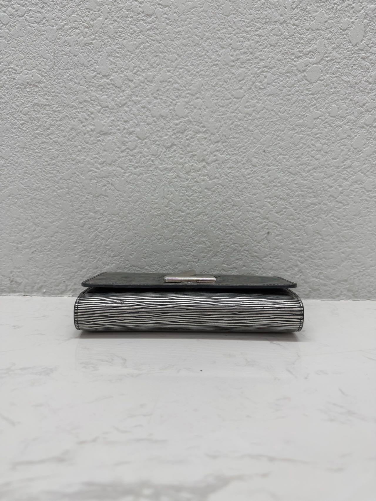 Louis Vuitton - Twist WOC - Epi leather - Silver-grey with Silver-Tone Hardware - (mini)